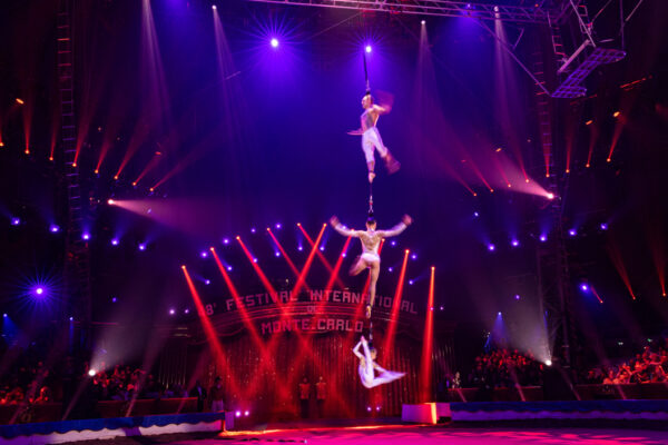 Ilya & Regina, Zara - Sangles&nbsp;aériennes